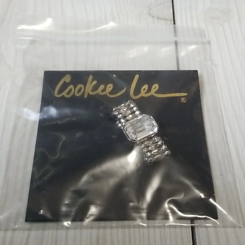 Cookie Lee silver stretch ring with large unique cut gem in the middle NWT